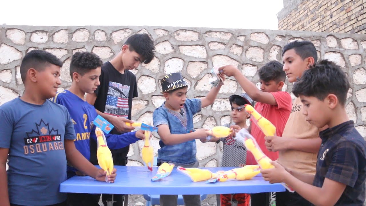 #تحشيش  شباوي قفص على الاطفال 😂باع لعبه دجاج كلهن!! لايفوتكم