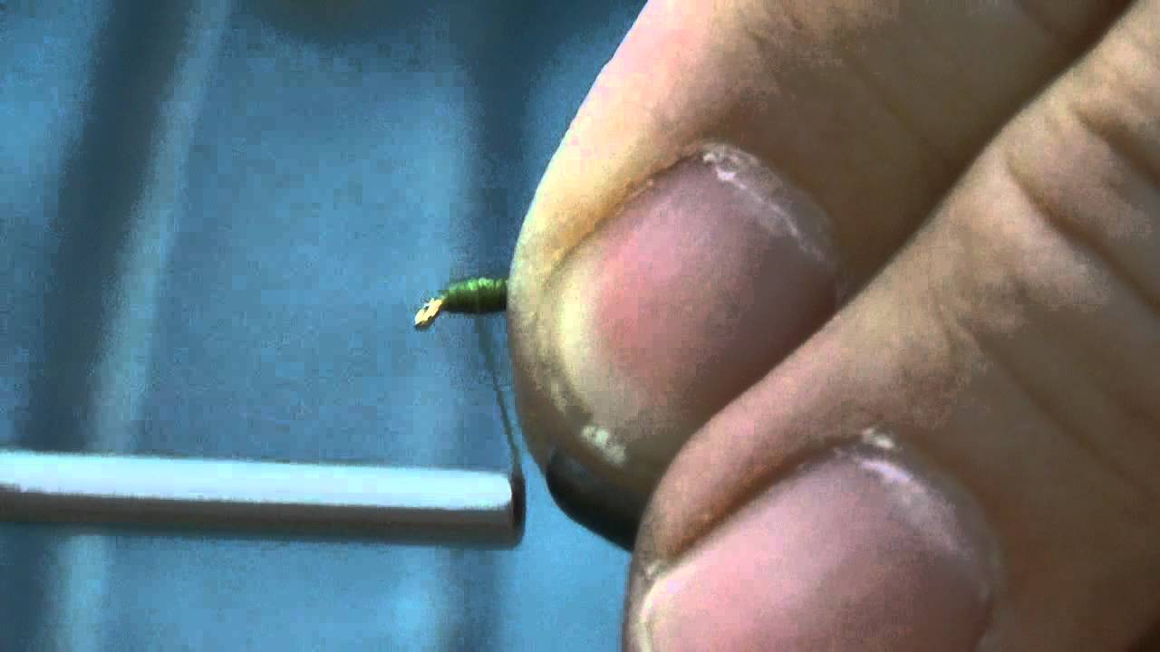 Fly Tying - 3º - Larva di chironomo con piuma di pavone.