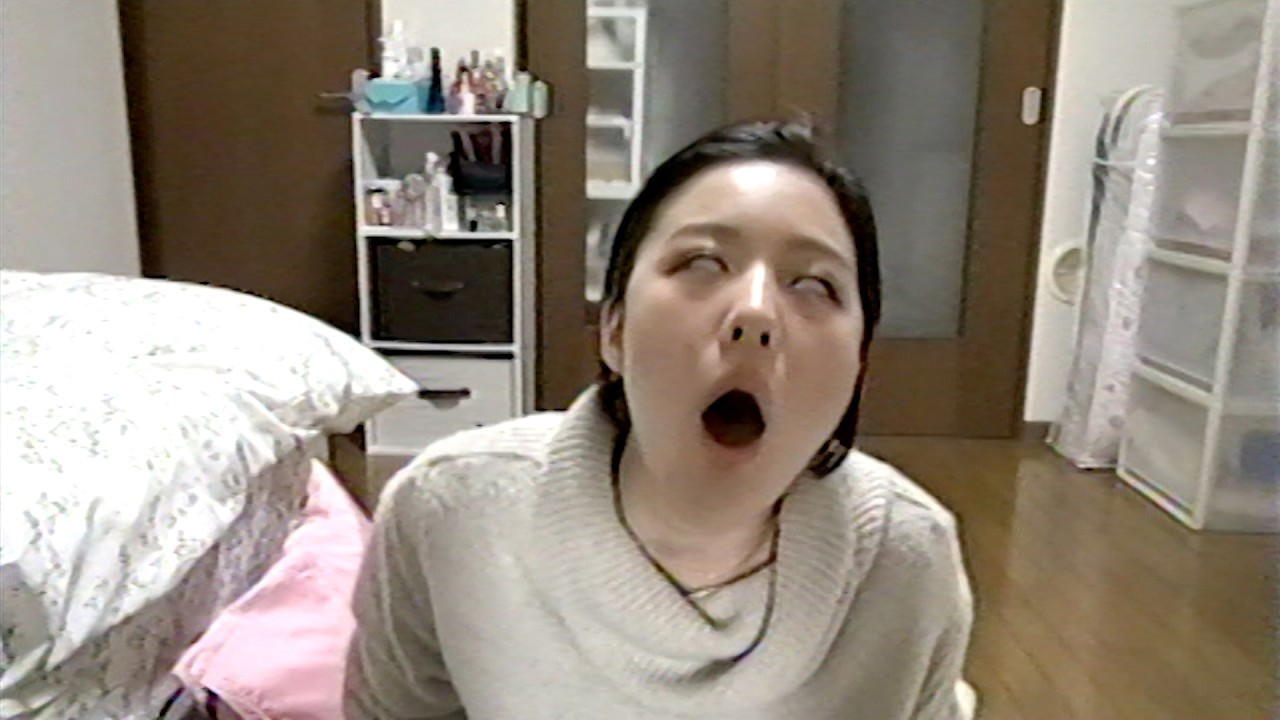 【心霊闇動画】あそこ行かなきゃよかったのに！若い女性のメイク動画に映り込む異変の数々&hellip;数日前に彼女が足を踏み入れた場所とは？【第８巻「メイク動画」】