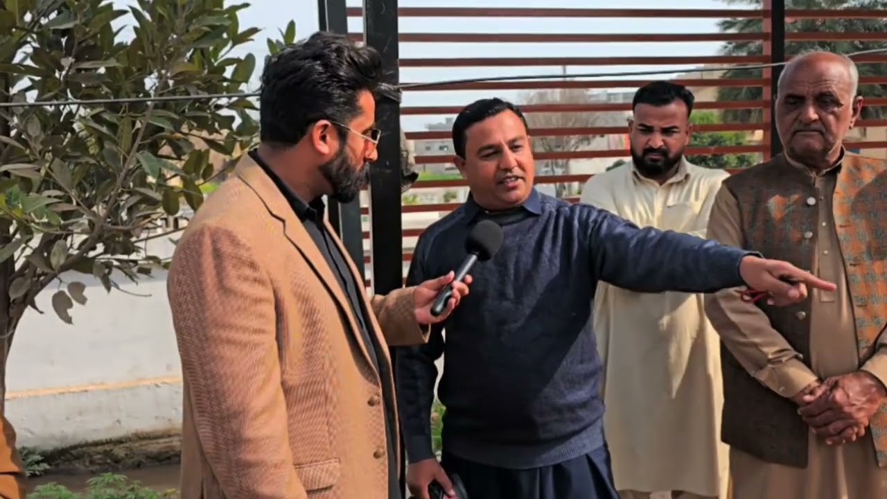 جہلم کھرالہ میں الیکٹرک بس سٹاپ کے سامنے سیوریج کا گندا پانی میں سڑک پر امنڈ آیا 