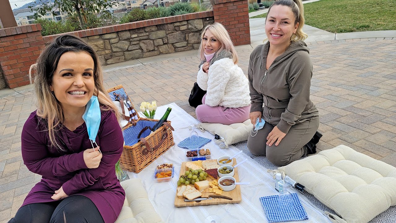 Picnic With My Little Women & Christmas Preparation | VLOG