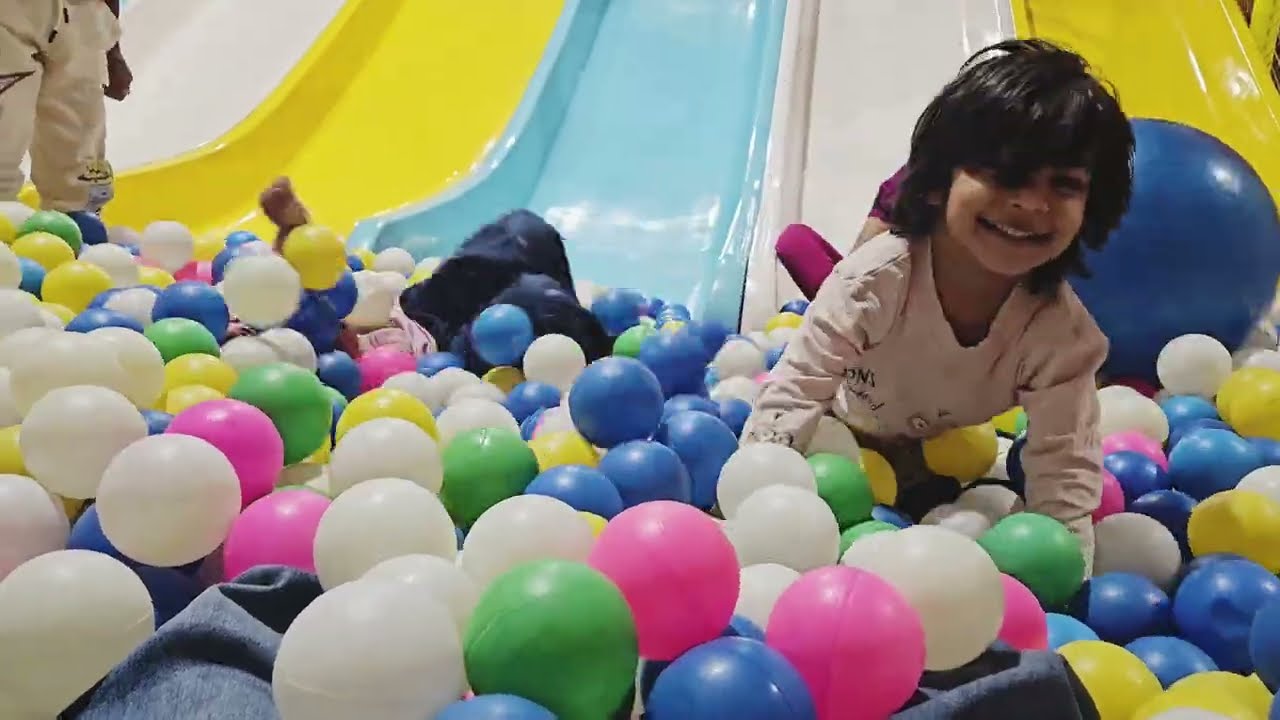 V: Iss play area main cousins k sath dhamaal machaya 