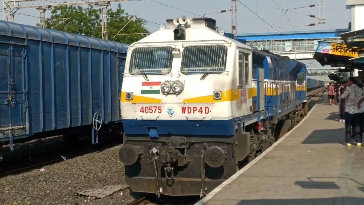 PUNE WDP-4D reversing at Akola Jn.