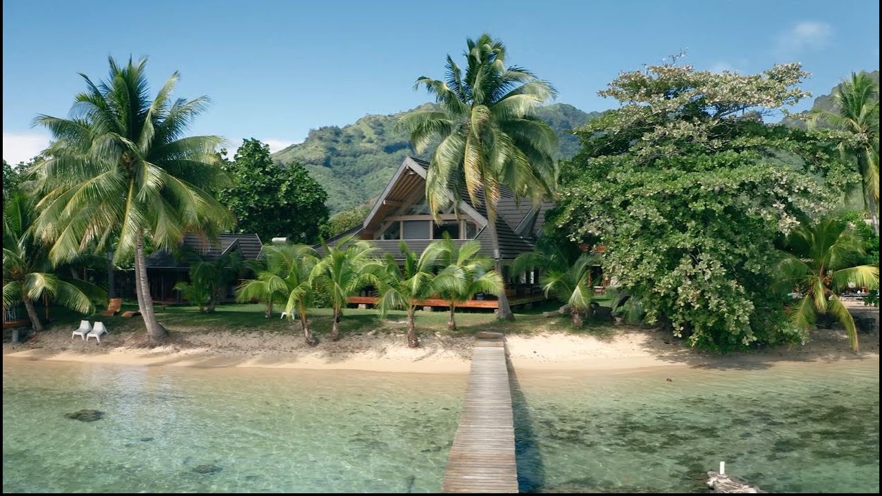 MOOREA - VILLA DE GRAND STANDING AU BORD DU LAGON