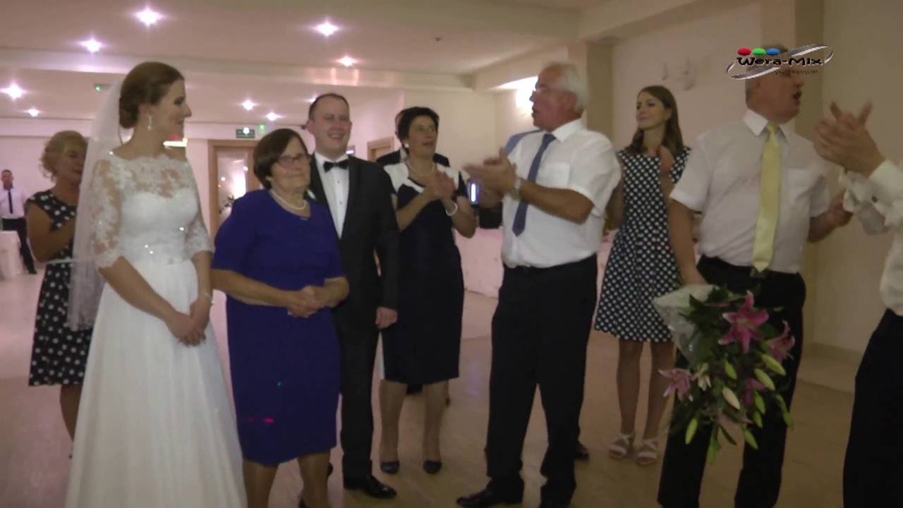Magda i Bartek na swym weselu w otoczeniu wspaniałych przyjaciół i rodziny