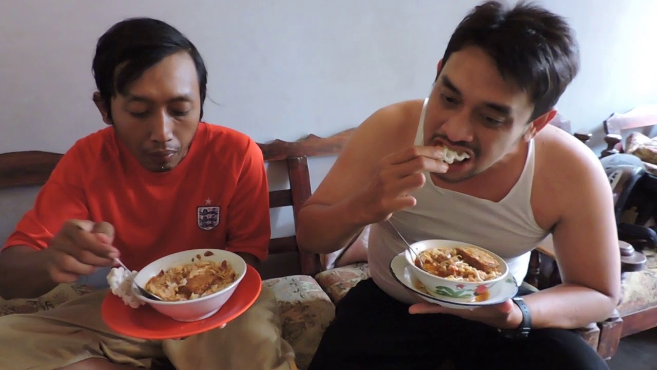 Indonesia Brebes Street Food : Balapan Makan Menu Soto Bersama Kang Dedi, Part 1