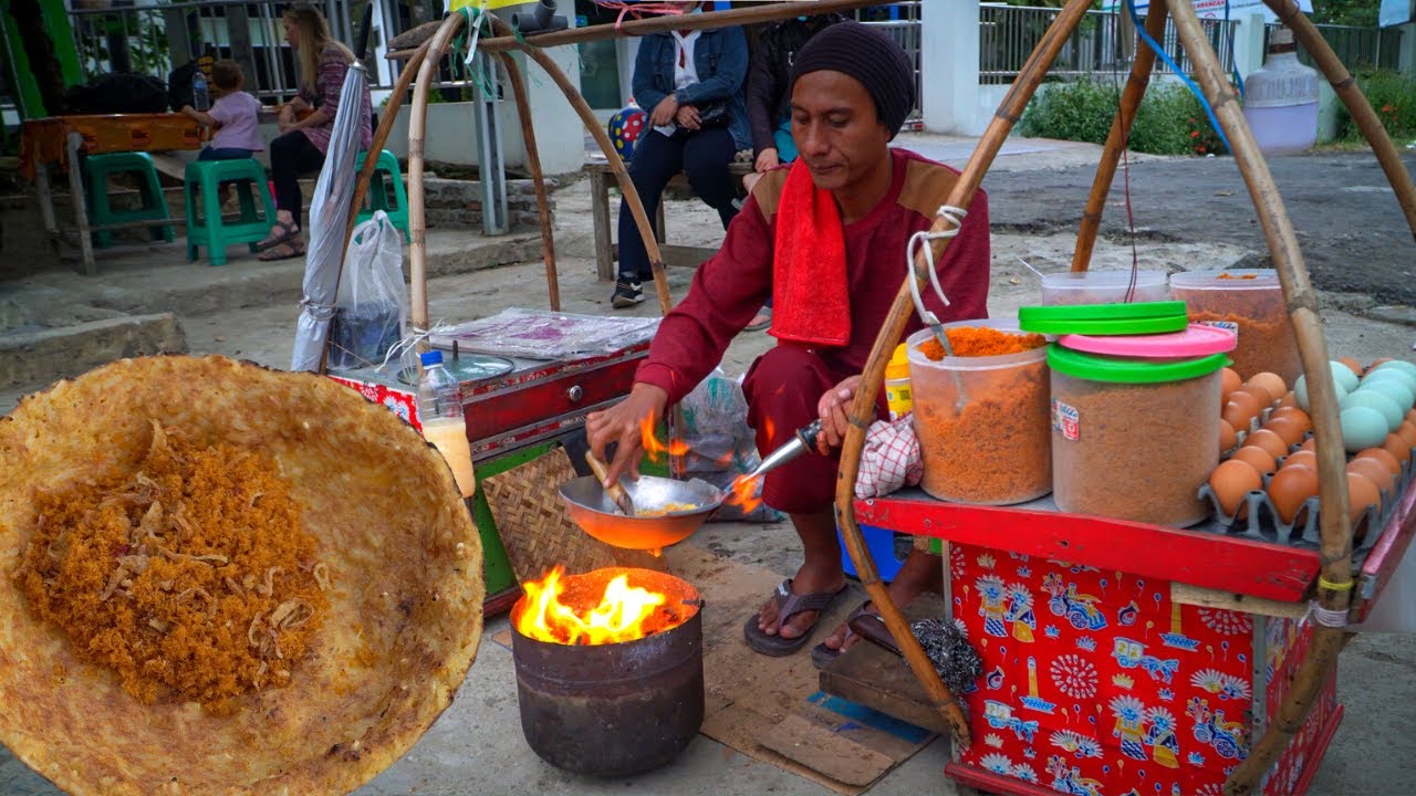 CRISPY KERAK TELOR (Spicy Glutinous Rice Omelette with Grated Coconut) - Indonesian Street Food
