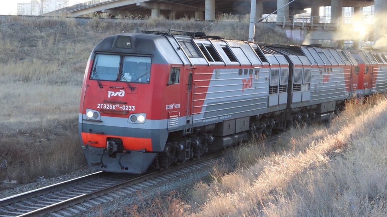 «ДВОЙНАЯ ТЯГА» 2ТЭ25КМ-0233+2ТЭ25КМ-0282 / Остановка на разъезде (пропускает встречный)