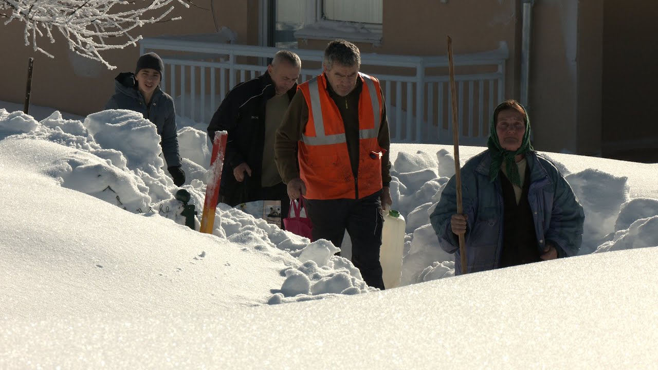 - ZAMETENI STANOVNICI SITNICE I OKOLNIH SELA BESPOMOĆNI U SNIJEGU OD PREKO 2 METRA -