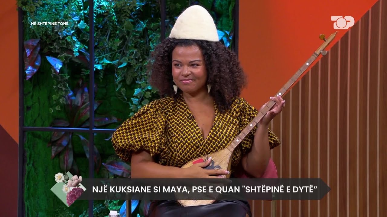 Me qeleshe dhe çifteli duke kënduar, amerikania ndez studion e Në Shtëpinë Tonë