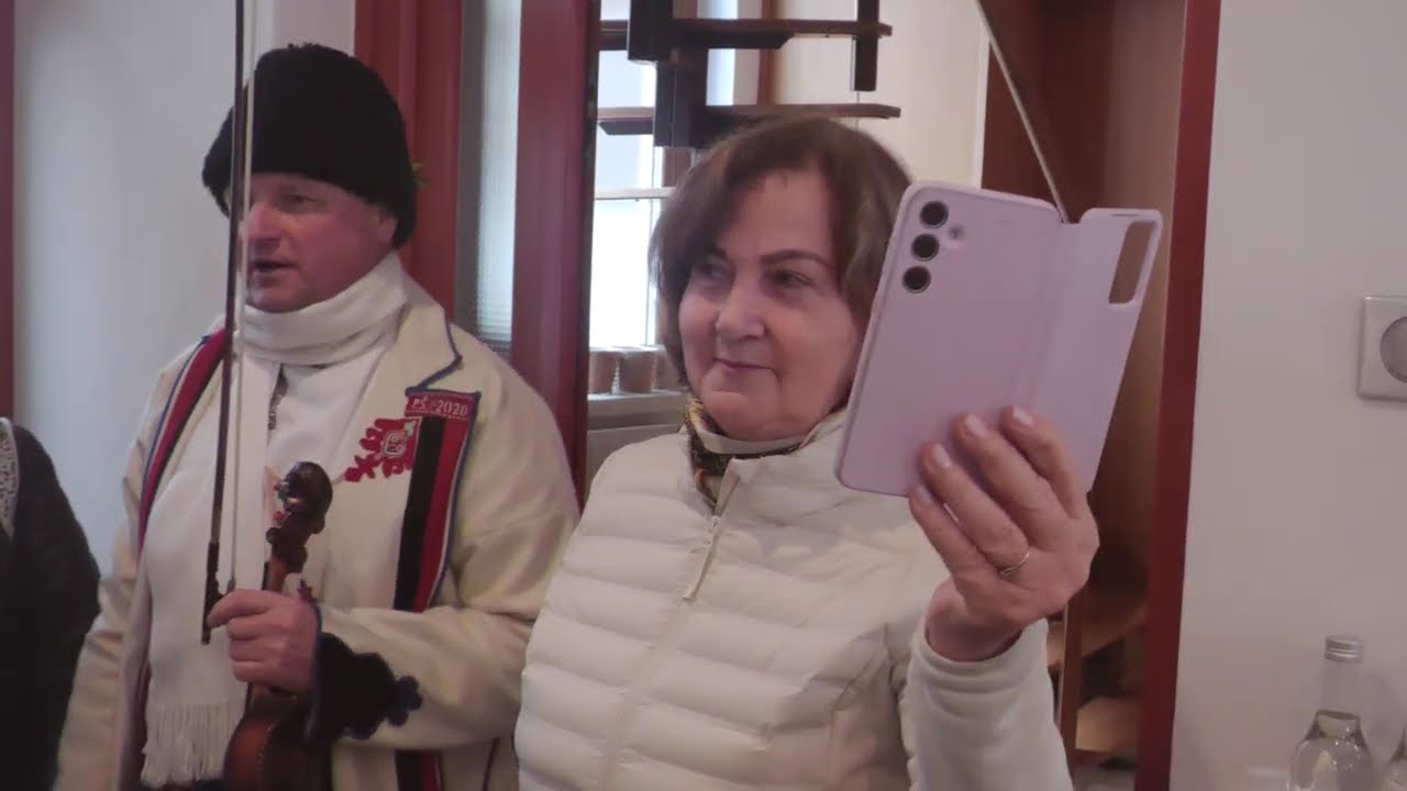 VELKÁ NAD VELIČKOU-Krojovaná OBCHŮZKA PO DĚDINĚ s Horňáckým mužským sborem a jeho muzikou (1.)