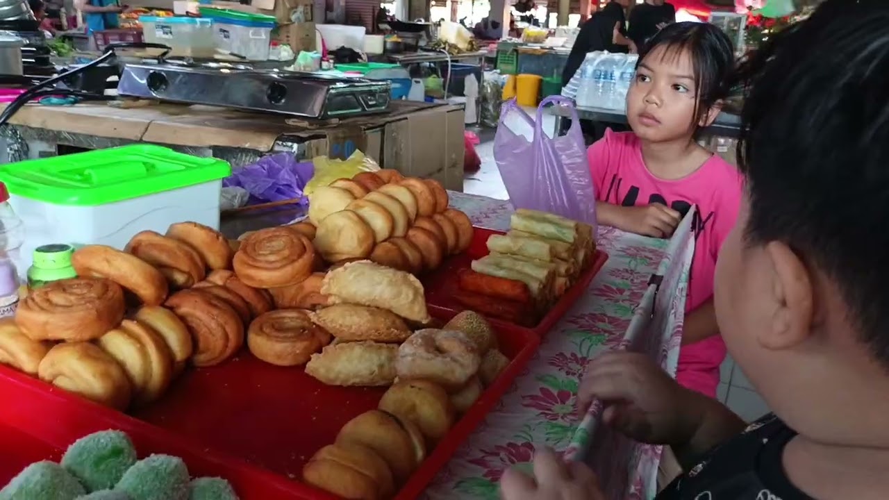 Sarapan dulu . .selepas itu kta pergi lihat pasar tamu Serian gaiss