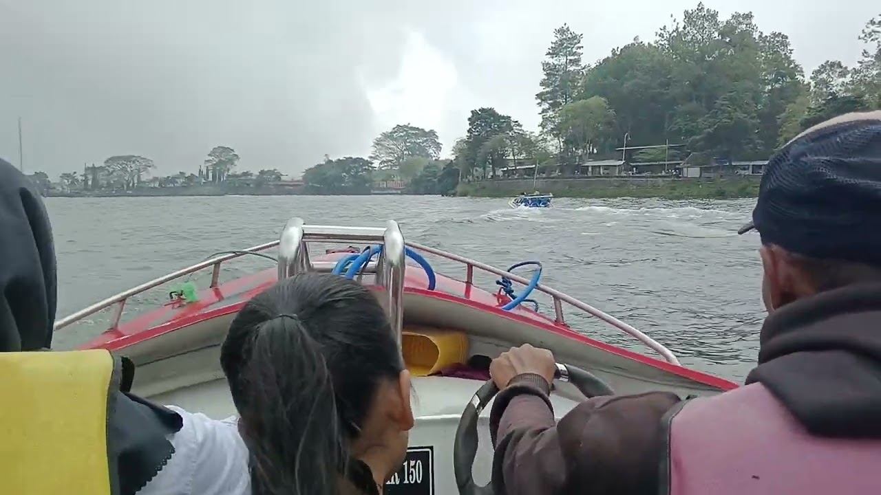 Naik perahu keliling telaga sarangab