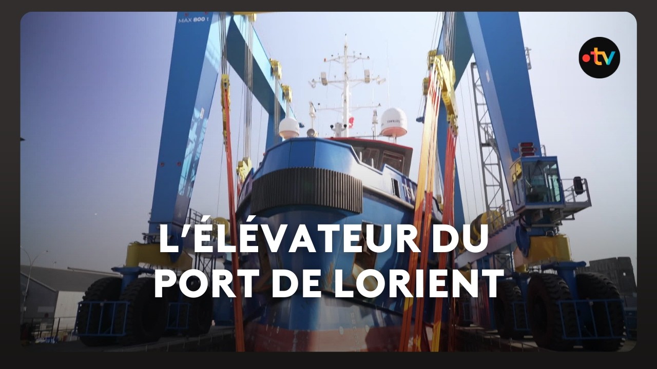L'élévateur du port de Lorient a soulevé son premier bateau.