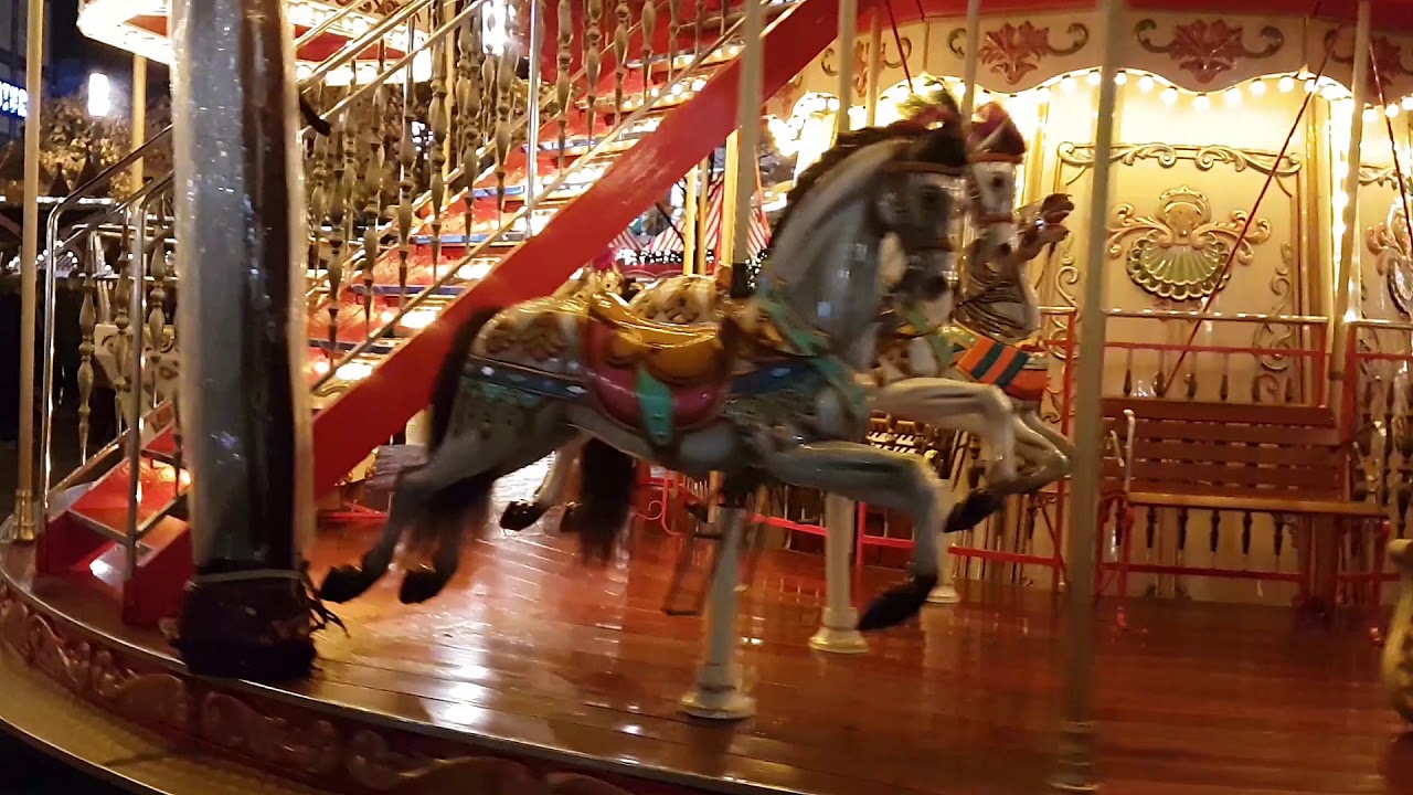 Auf dem Weihnachtsmarkt ein schönes Kinderkarussell von W Kempert