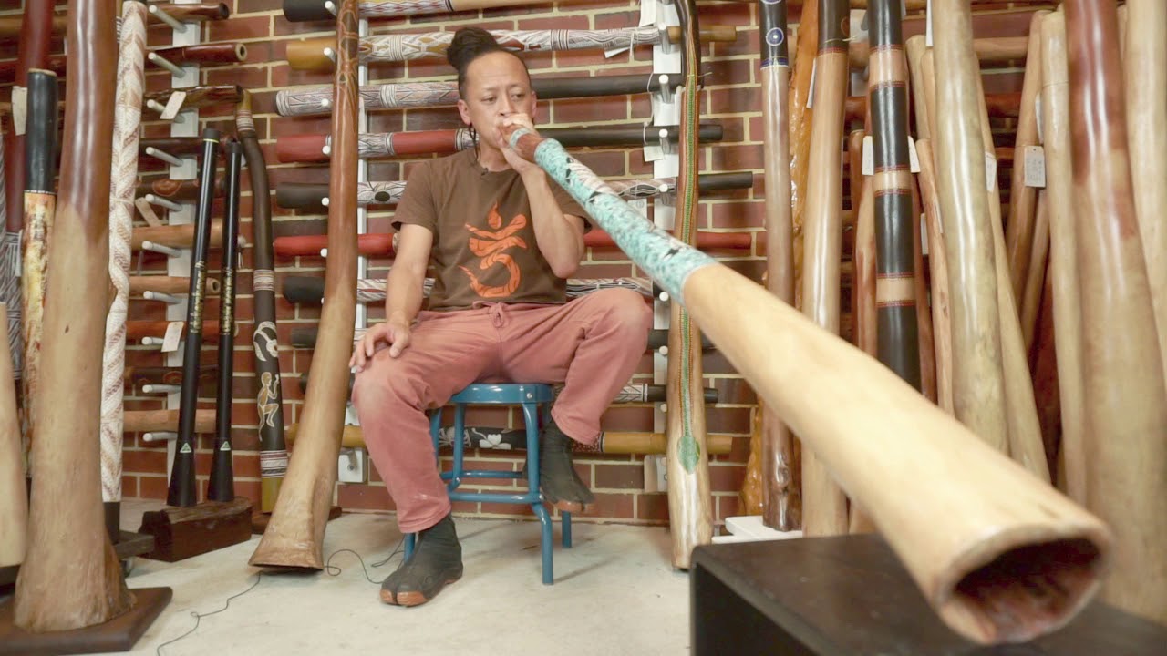 Earl Clements didgeridoo   key of B(web code 5498)