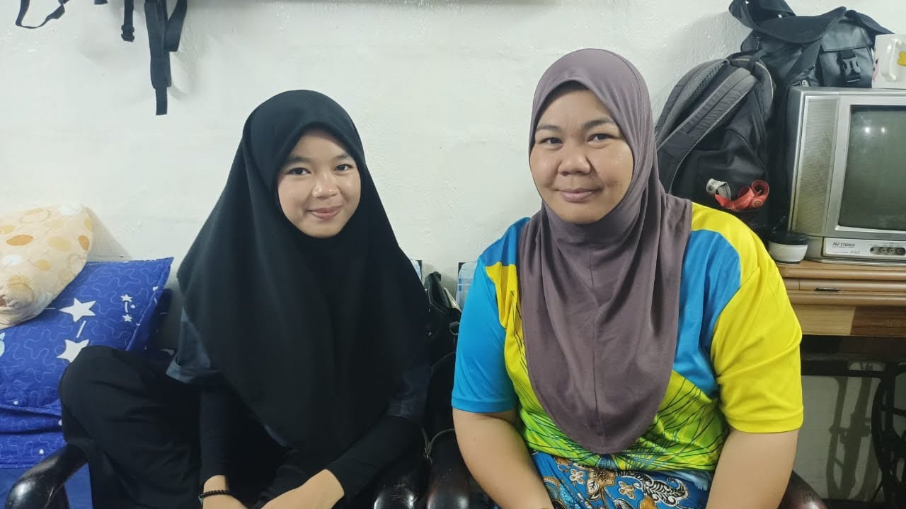 Balkoni jadi ruang tidur keluarga besar di flat San Peng