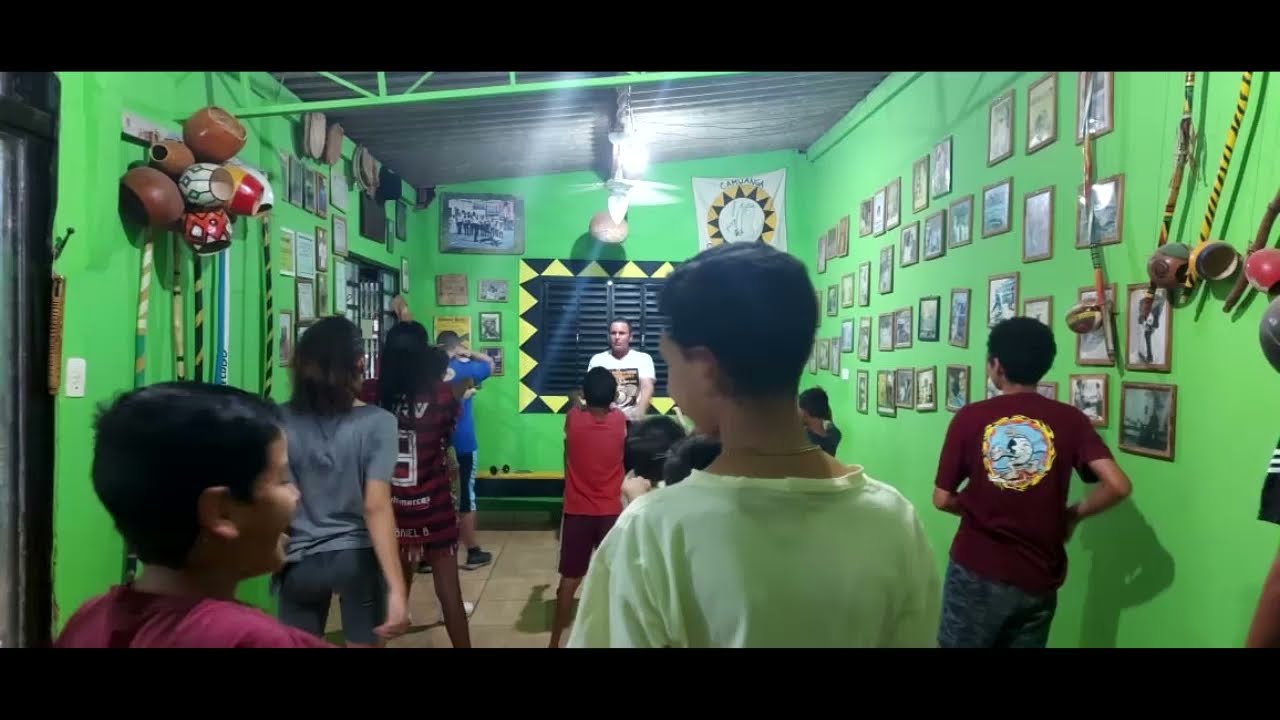 Proj. Camuanguinha, da Escola de Capoeira Angola, Camuanga de Angola. Na vila, pintura, horta e mais