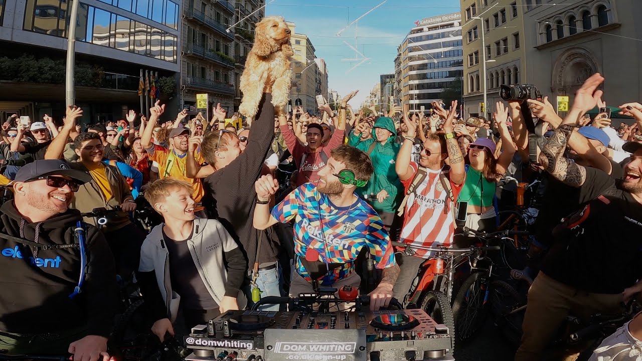 *RAVE SHUTS DOWN 7 LANES OF TRAFFIC* Drum & Bass On The Bike - BARCELONA