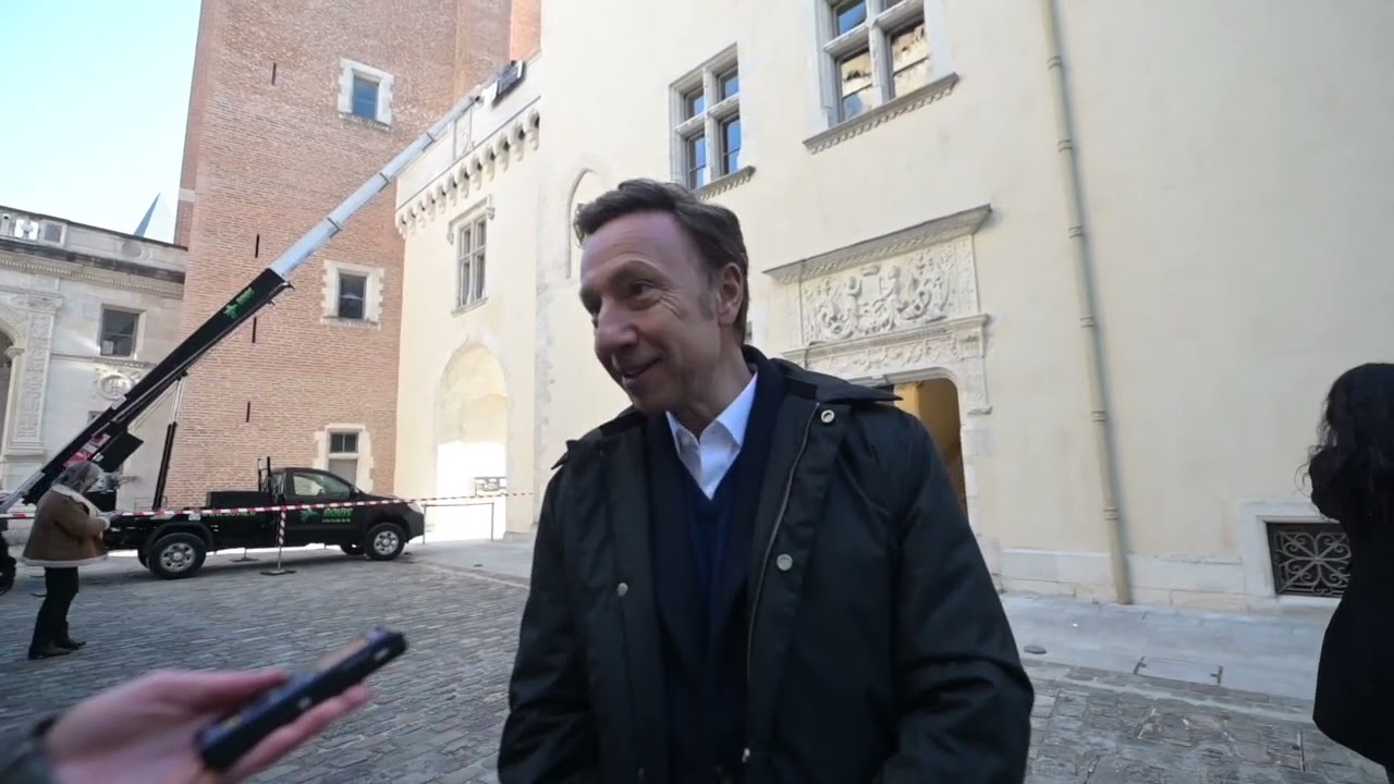 Stéphane Bern au château de Pau pour le tournage de l'émission Secrets d'Histoire.