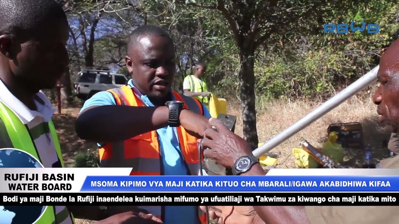 MSOMA KIPIMO  CHA MAJI KITUO CHA MTO MBARALI ENEO LA  IGAWA AKABIDHIWA KIFAA