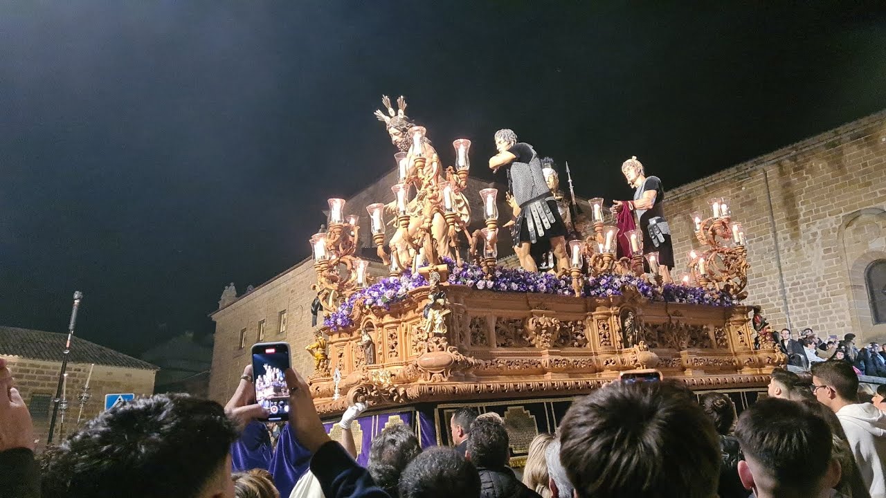 El Señor de la Columna triunfa en la tarde de jueves santo a los sones de la Pasión de Linares