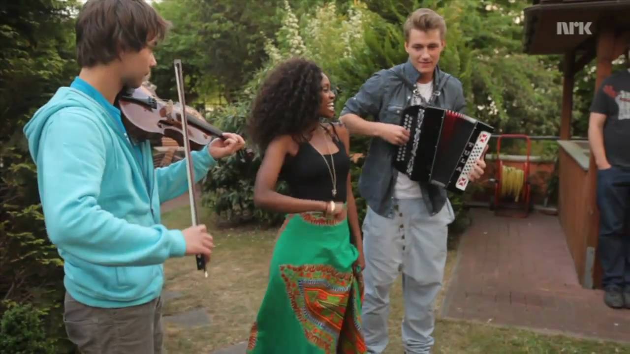 ESC 2011: Stella Mwangi, Alexey Vorobyov og Alexander Rybak synger