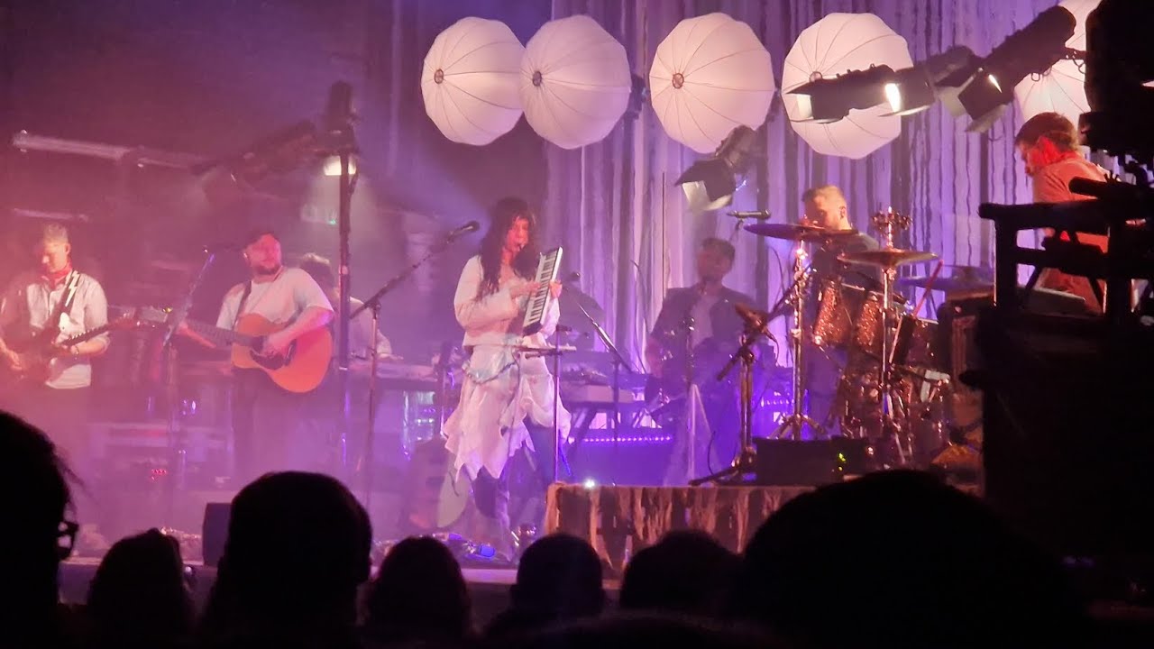 KING AND LIONHEART. 🇮🇸 Of Monsters And Men perform live at 02 Academy, Glasgow (14.2.2026)