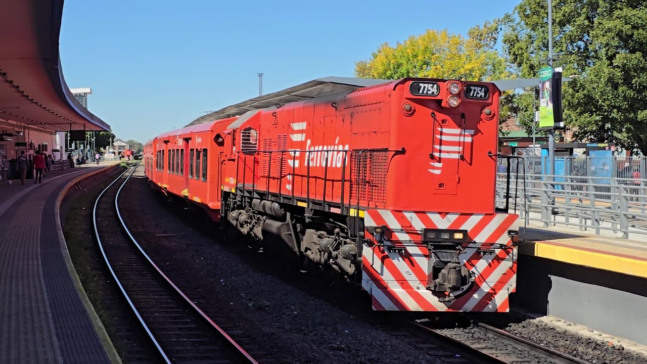 EMD G22 7754 Saliendo de estación Boulogne