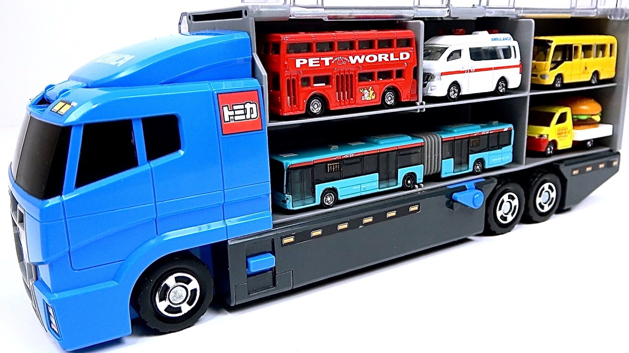 トミカのはたらくくるまのミニカーを開封してコンボイへ収納します。