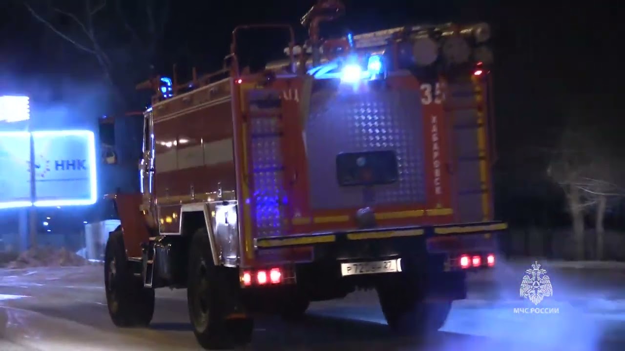 Пожар в автосервисе в Хабаровске ликвидируют огнеборцы