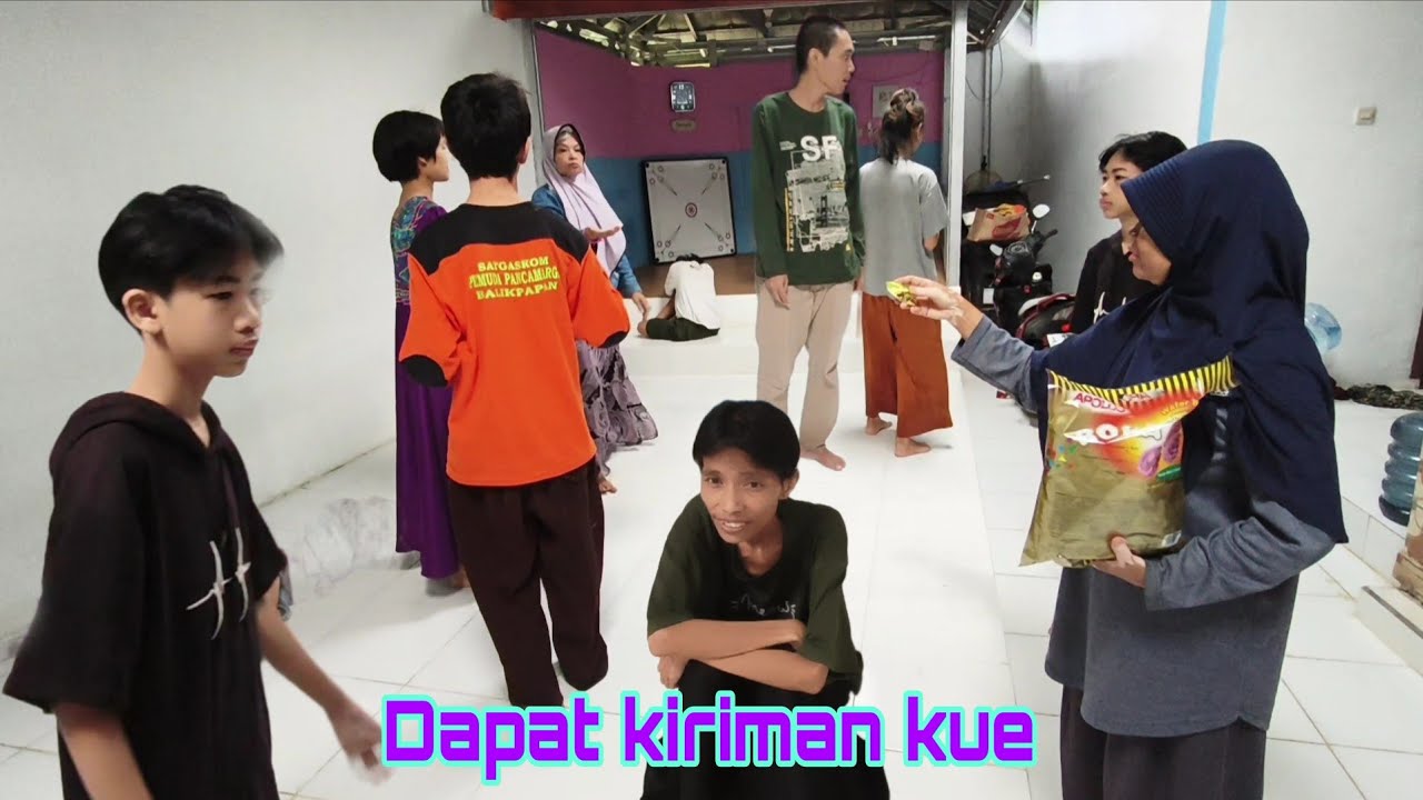 Yayasan dapat kiriman kue #dedymulyadi #egoadriano #petualanganalamdesaku #sinauhurip 