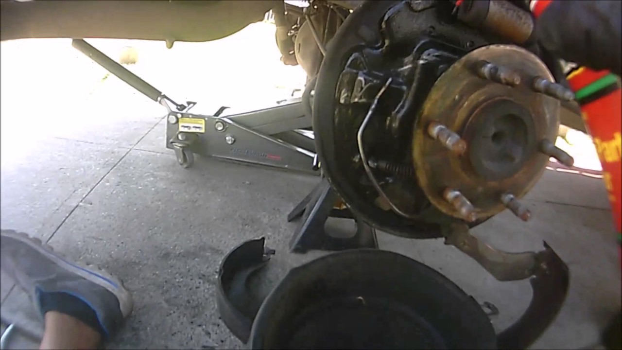 Замена задних тормозных колодок Chevy Silverado / GMC Sierra 2007-2013 гг.