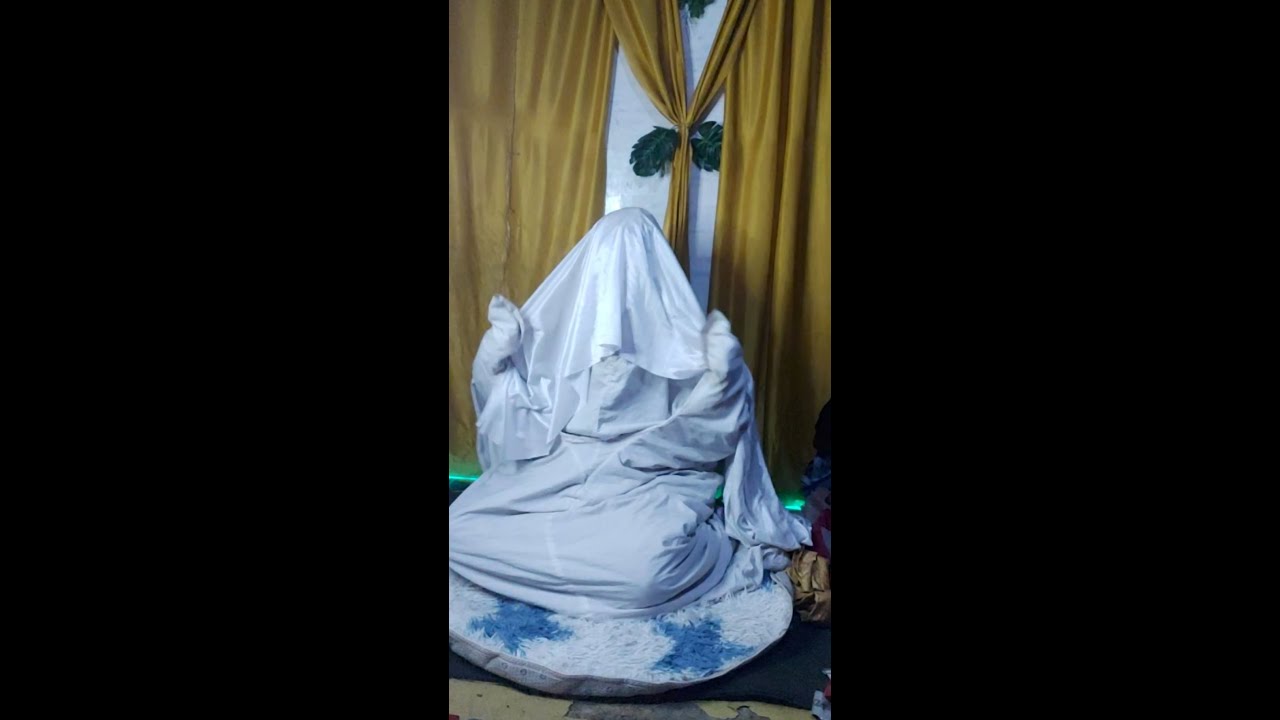 Di dalam mukena terusan
