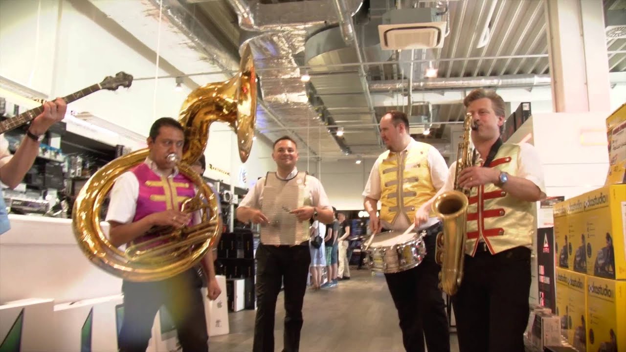 Circus Roncalli zu Besuch im Music Store