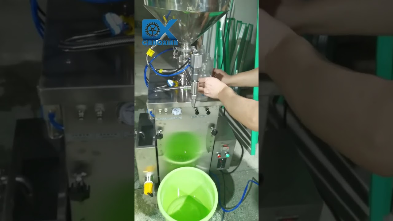 Dispositif de remplissage de liquide, machine de m&eacute;lange et d'embouteillage semi-automatique