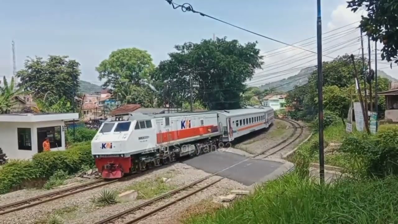 KERETA API SERAYU PASAR SENEN PURWOKERTO MELINTAS DI PINTU PERLINTASAN KERETA JPL 269 PLERED