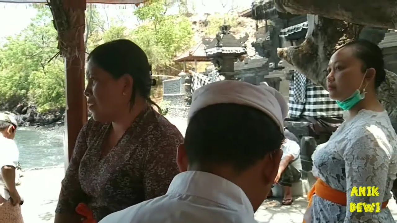 MELUKAT DI PURA TAPAK LAWANG