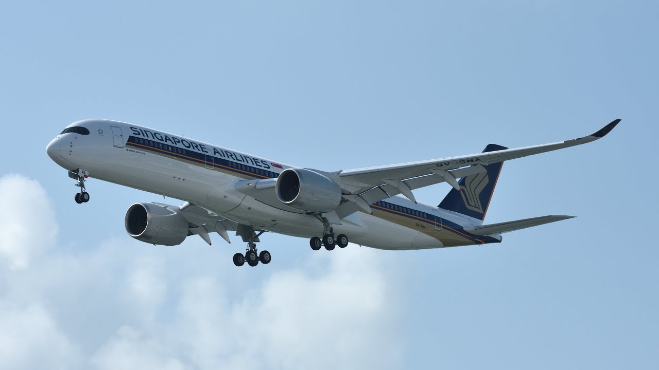 Singapore Airlines First Airbus A350-941XWB landing in Singapore!