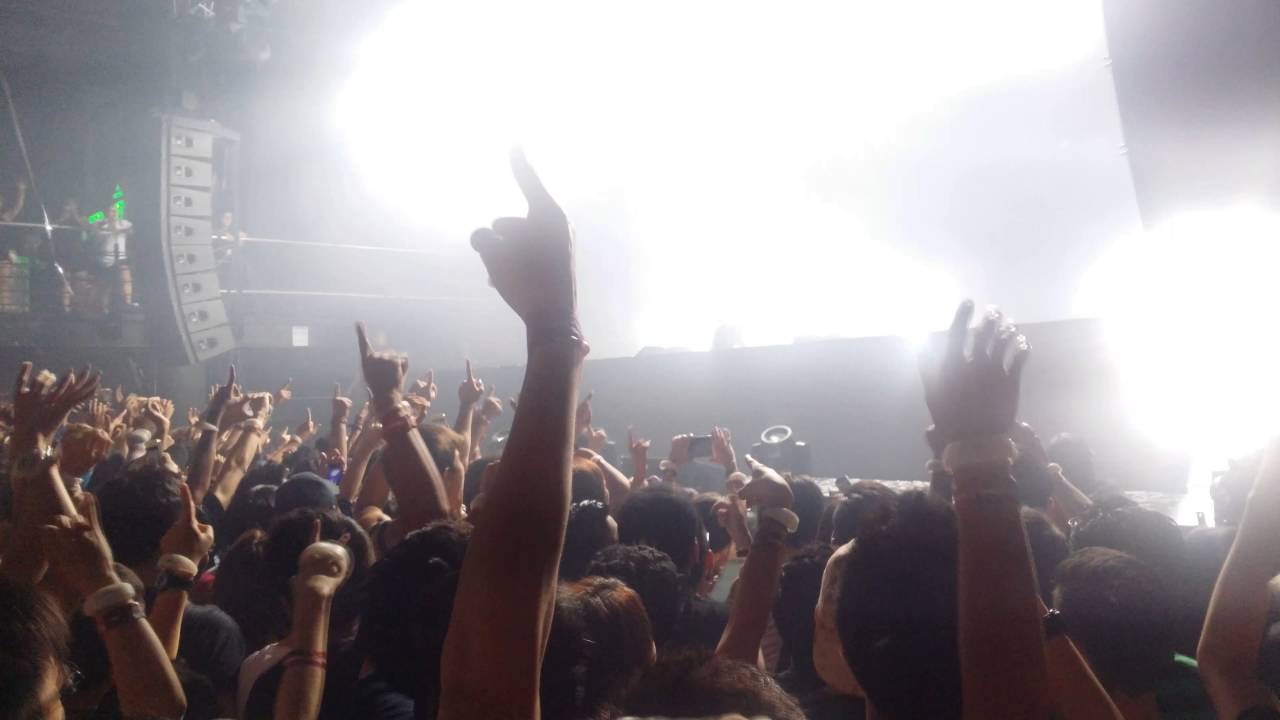 Hardwell - We Are One vs How Deep Is Your Love (Mashup) @ KL Live Malaysia