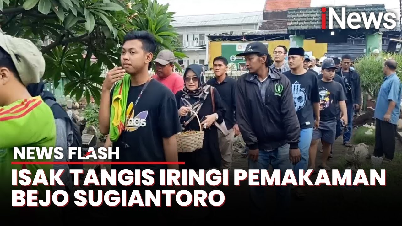 Ratusan Bonek Antar Pemakaman Bejo Sugiantoro ke Peristirahatan Terakhir | News Flash