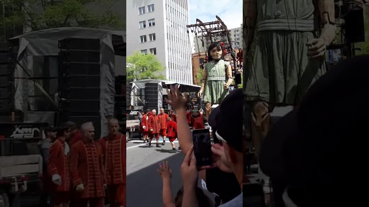 Little Girl Giant (La Petite Fille Géante).