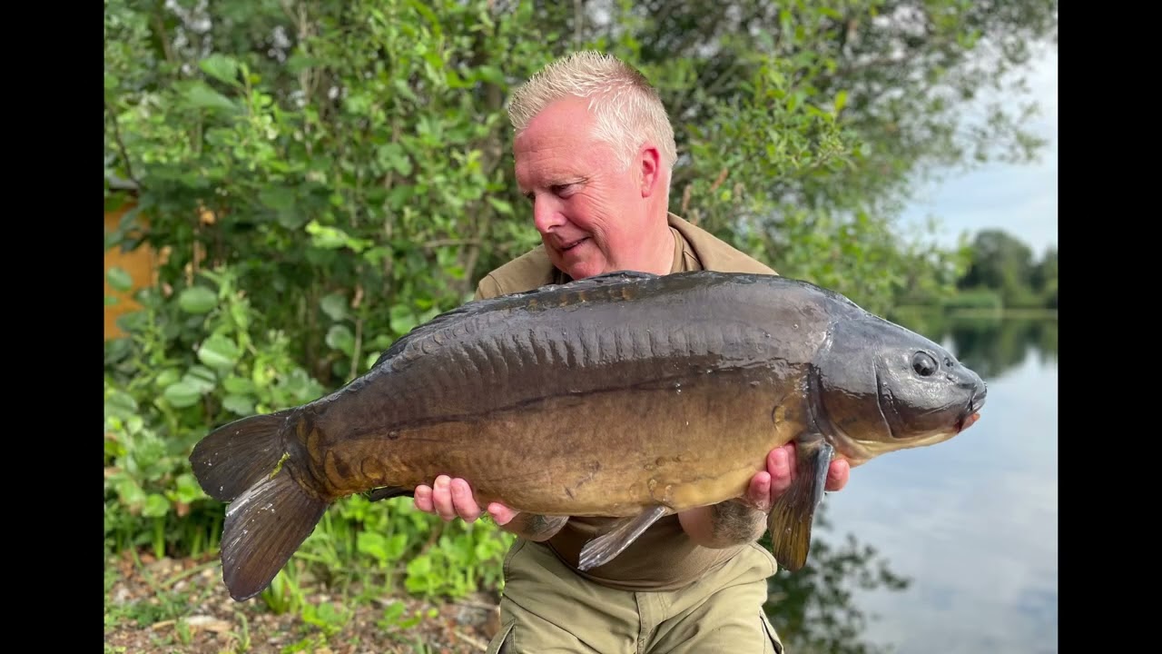 Carp Fishing at The Warren Fishery 🎣 | Big Carp, Solid Tactics & Proper Lake Action🎥📸🚁