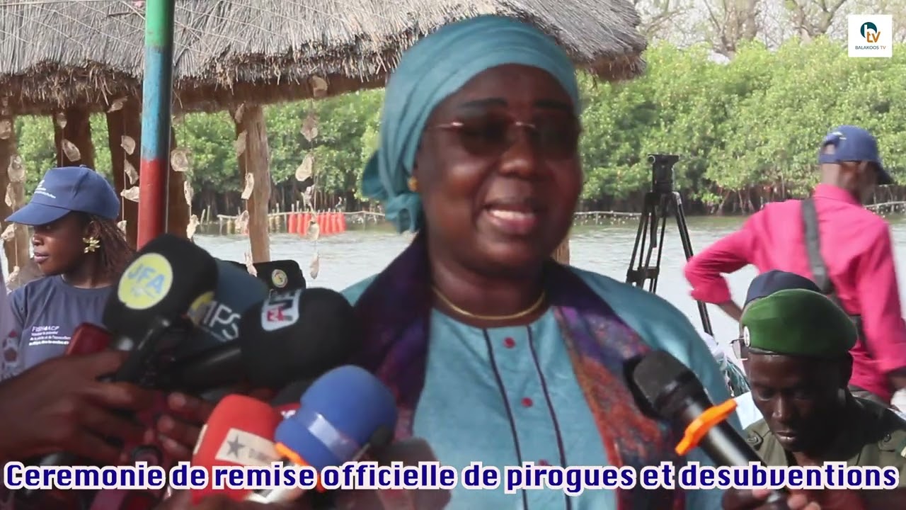 Pêche: Remise de pirogues et de subventions par Dr Fatou DIOUF Ministre de la pêche.