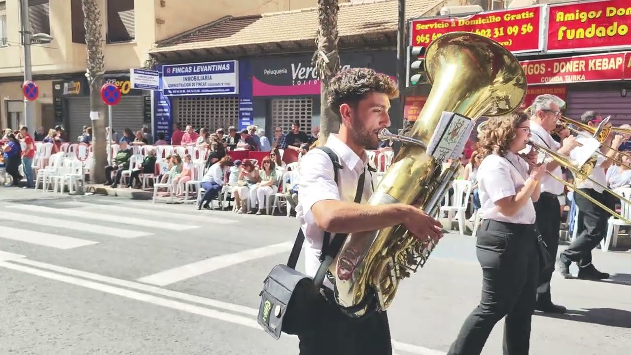 Salida del desfile infantil con la comparsa Benimerines en San Vicente del Raspeig 2023