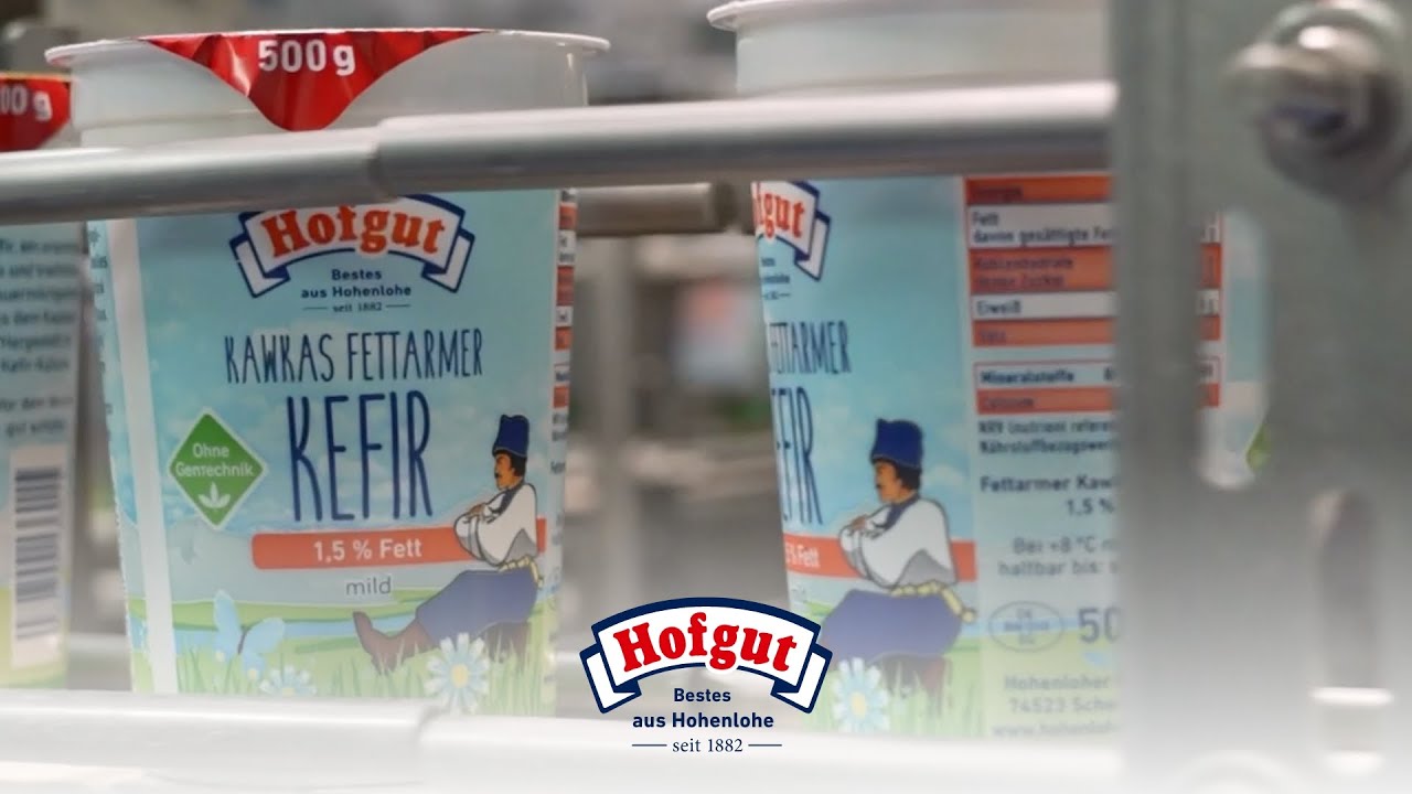 Einblick in die Abfüllung von Kefir in der Hohenloher Molkerei