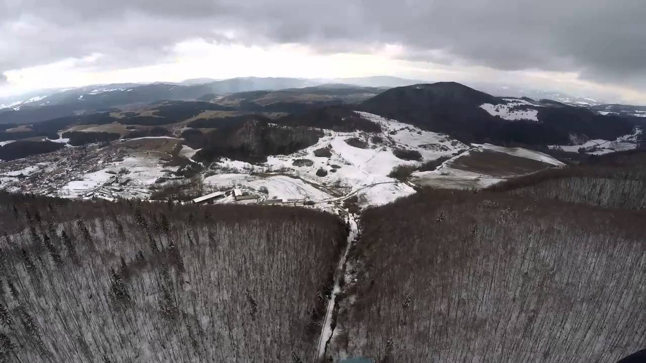 Z kopca Pleše na Podkonice letecky paraglidom