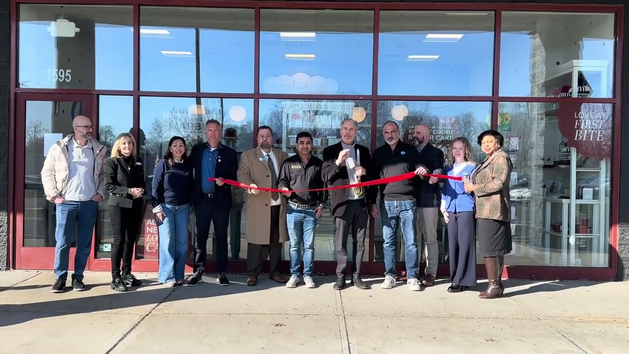 Nothing Bundt Cakes Celebrates Grand Opening in Watchung