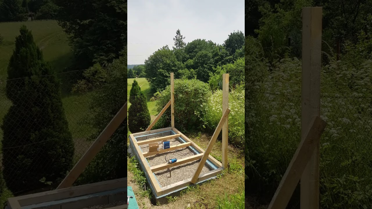 Stavba chaty sv&eacute;pomoc&iacute;