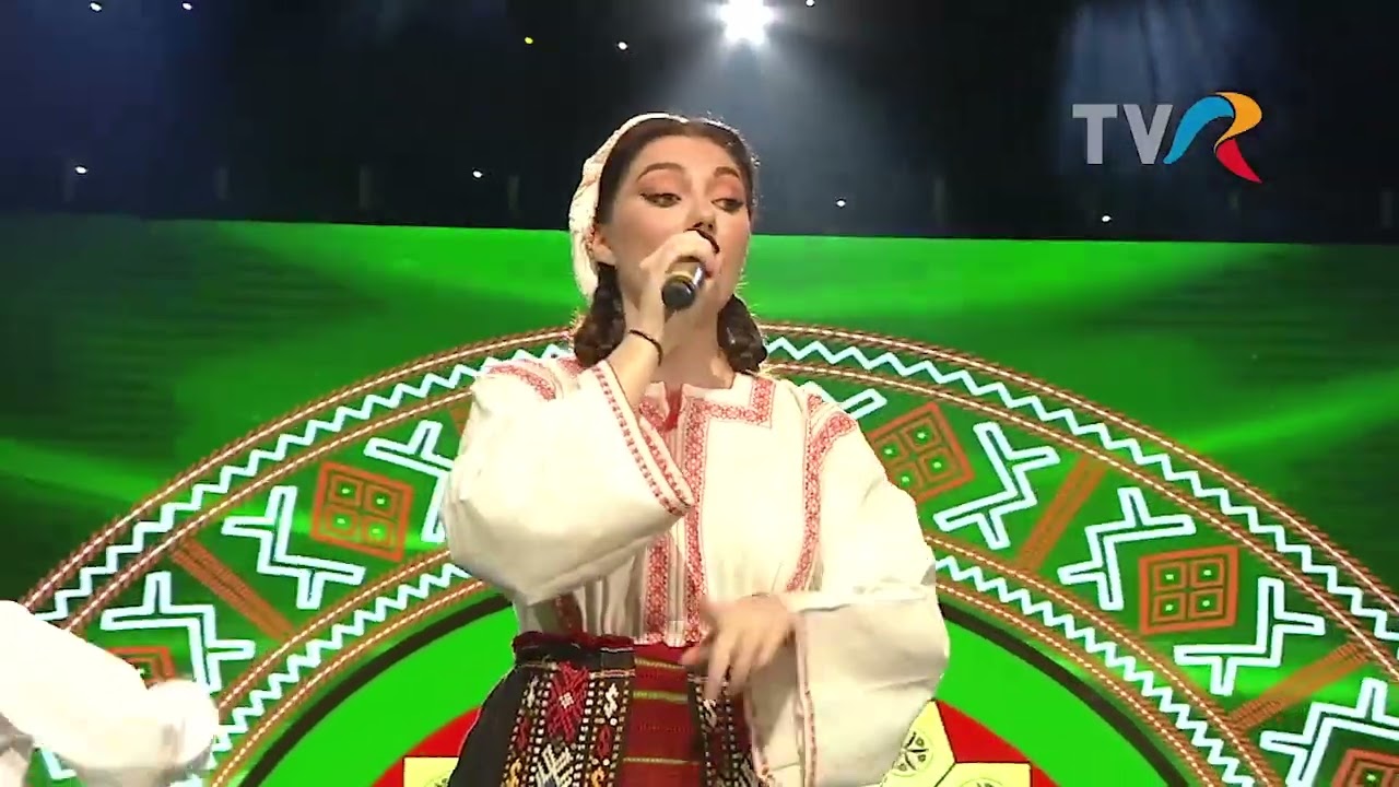 Nicole Dumitrașcu acompaniată de orchestra Doina Baraganului